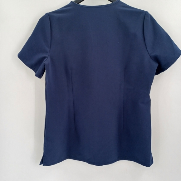 FIGS Casma Three-Pocket Scrub Top Technical Collection - Picture 4 of 10